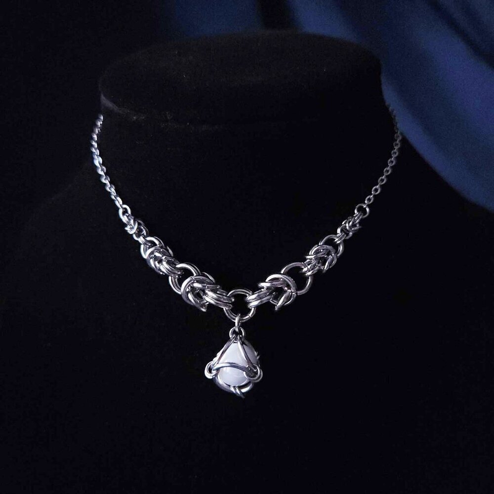 White pearl chainmaille choker necklace with a small silver chain - Picture 3 of 12